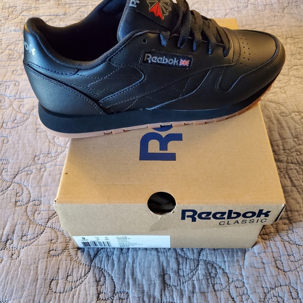 Women Classic Reebok w/gum bottom